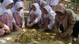 Siswa SMA Negeri 4 Pekalongan Olah Sisa Makanan MBG Menjadi Pupuk Organik Cair